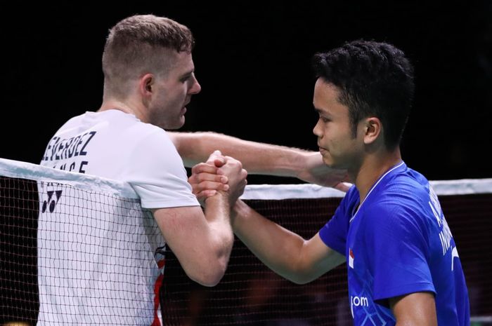 Pebulu tangkis tunggal putra Indonesia, Anthony Sinisuka Ginting (kanan), berjabat tangan dengan lawannya, Brice Leverdez (Prancis), pada babak pertama Denmark Open 2019 di Odense Sportspark, 15 Oktober 2019.