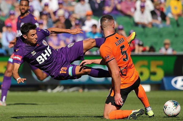 Kapten Brisbane Roar, Tom Aldred (5) saat menghalau bola sepakan pemain Perth Glory, Osama Malik pada laga pekan pertama Liga Australia 2019-2020 di HBF Park, 13 Oktober 2019. 