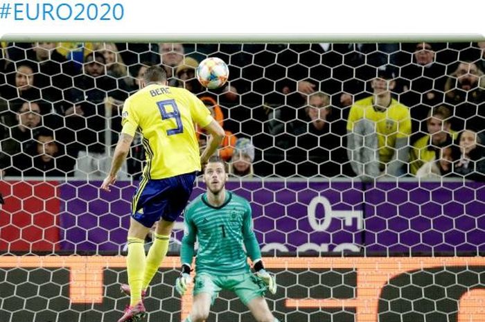 Kiper timnas Spanyol, David de Gea, bersiap menepis sundulan penyerang timnas Swedia, Marcus Berg, dalam laga Grup F Kualifikasi Euro 2020 di Stadion Friends Arena, Selasa (15/10/2019).