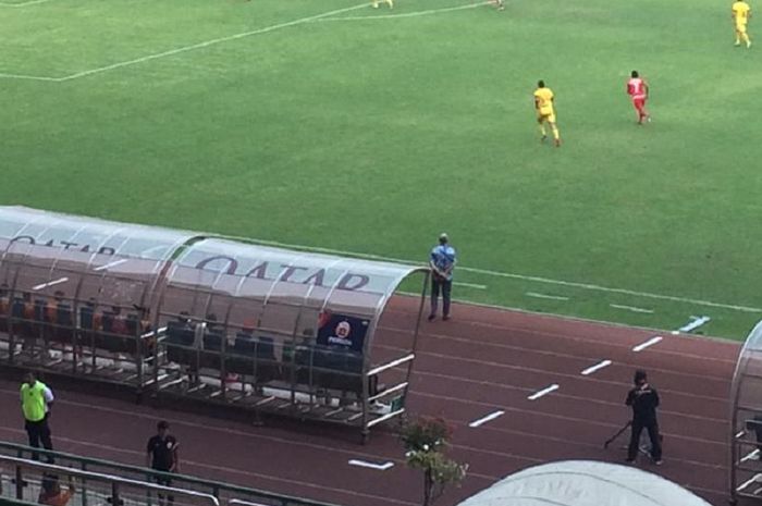 Pelatih Persija, Edson Tavares memakai kemeja batik saat mendampingi anak asuhnya kala menjamu Semen Padang pada laga tunda Liga 1 2019 di Stadion Patriot, Kota Bekasi, 16 Oktober 2019.