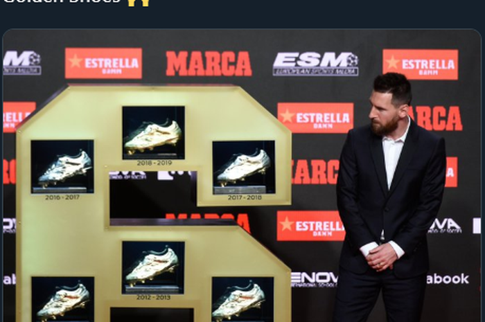 Lionel Messi berfoto dengan enam sepatu emasnya