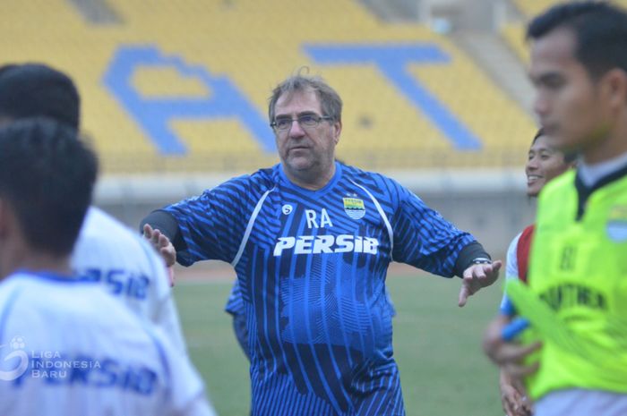 Pelatih Persib Bandung, Robert Rene Alberts.