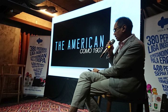 Perwakilan MolaTV, Mirwan Suwarso, menunjukkan teaser untuk dokumenter berjudul The American: Como 1907 pada acara media gathering, Kamis (17/10/2019).