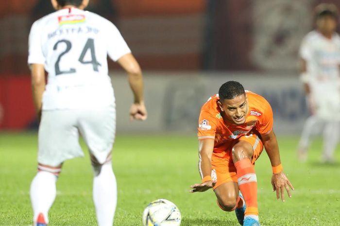 Pemain Borneo FC, Renan Silva (kedua dari kanan), mengejar bola di hadapan bek Bali United, Ricky Fajrin (kiri) pada pekan ke-23 Liga 1 2019 di Stadion Segiri, Samarinda, Jumat (18/10/2019).