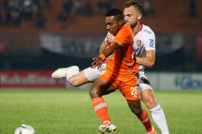 Pemain Borneo FC, Terens Puhiri (orange), berduel dengan penyerang Bali United Ilija Spasojevic (putih) dalam lanjutan Liga 1 2019 di Stadion Segiri, Samarinda, Jumat (18/10/2019).