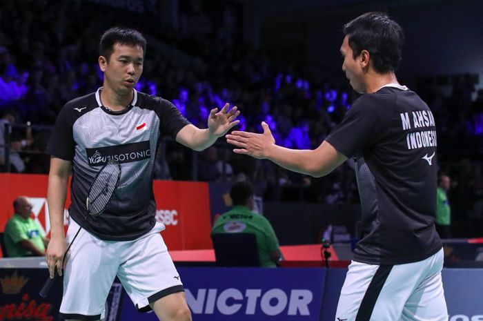 Pasangan ganda putra Indonesia, Mohammad Ahsan/Hendra Setiawan, melakukan tos pada perempatfinal Denmark Open 2019 di Odense Sportspark, Jumat (18/10/2019).