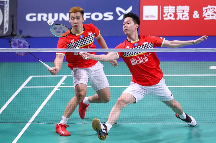 Pasangan ganda putra nasional Indonesia, Marcus Fernaldi Gideon/Kevin Sanjaya Sukamuljo, saat menjalani pertandingan semifinal Denmark Open 2019 di Odense Sportspark, Sabtu (19/10/2019).