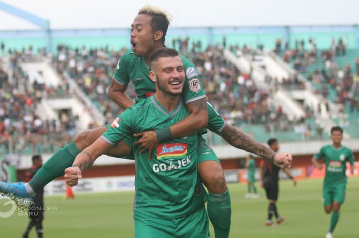 Pemain PSS Sleman, Hari Yudo dan Yevhen Bohkashvili, merayakan gol kemenangan melawan Kalteng Putra, Jumat (18/10/2019).