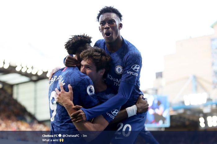 Tammy Abraham dan Callum Hudson-Odoi merayakan gol yang dicetak oleh Marcos Alonso ke gawang Newcastle pada pertandingan pekan ke-9 Liga Inggris 2019-2020 di Stadion Stamford Bridge, Sabtu (19/10/2019).