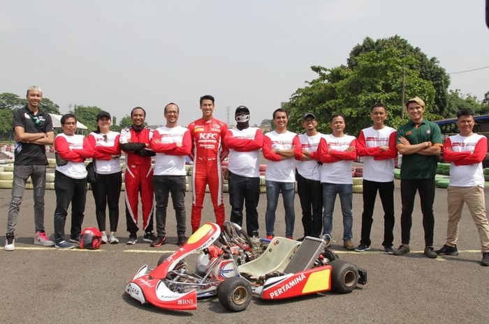 Pembalap Formula 2 asal Indonesia, Sean Gelael, memberikan tutorial pada Pertamax Turbo Ultimate Experience Porsche Series di Sentul, Bogor, Jawa Barat, Sabtu (19/10/2019)