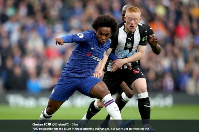 Winger Chelsea, Willian, terlibat perebutan bola dengan pemain Newcastle United, Matthew Longstaff, pada pertandingan babak I pekan ke-9 di Stadion Stamford Bridge, Sabtu (19/10/2019).