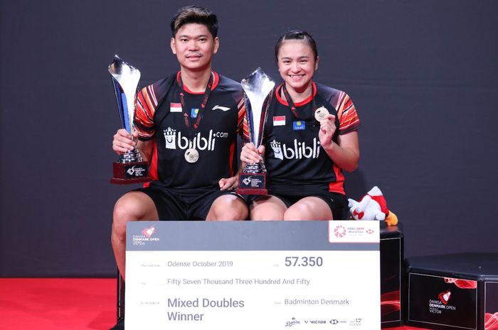 Pasangan ganda campuran Indonesia, Praveen Jordan/Melati Daeva Oktavianti, berpose setelah menjuarai Denmark Open 2019 di Odense Sportspark, Minggu (20/10/2019).