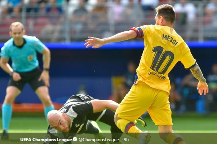 Megabintang Barcelona, Lionel Messi (kanan), beraksi dalam laga Liga Spanyol melawan Eibar di Stadion Municipal de Ipurua, Sabtu (19/10/2019).