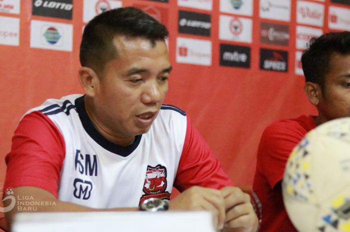 Pelatih Madura United, Rasiman, saat memberikan pernyataan dalam jumpa pers.