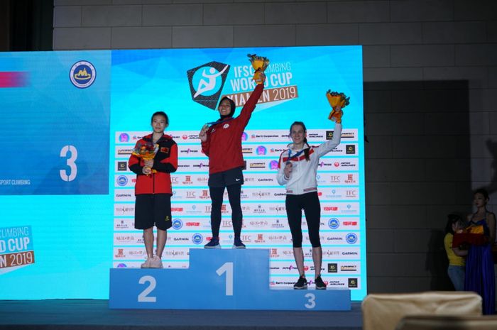 Atlet panjat tebing putri Indonesia, Aries Susanti Rahayu (tengah) berpose setelah menjadi juara dunia pada kejuaraan dunia IFSC di Xiamen, China, Sabtu (19/10/2019).