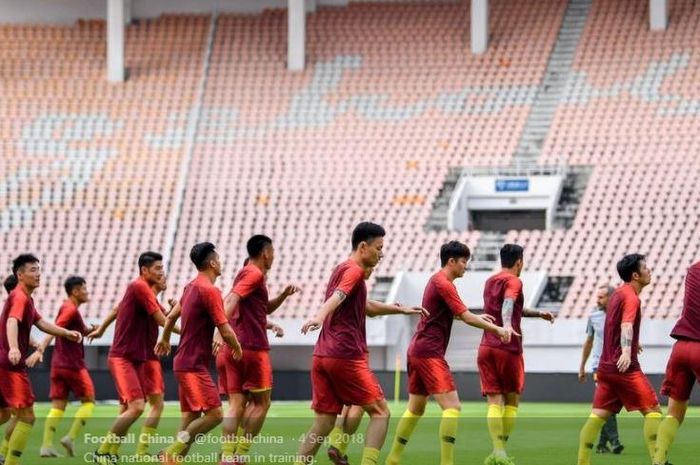 Para pemain timnas China saat menjalani latihan.