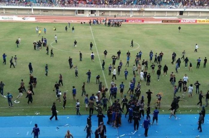 Kericuhan suporter mewarnai laga PSIM Yogyakarta vs Persis Solo di Stadion Mandala Krida dalam partai terakhir Grup Timur Liga 2 2019, Senin (21/10/2019).