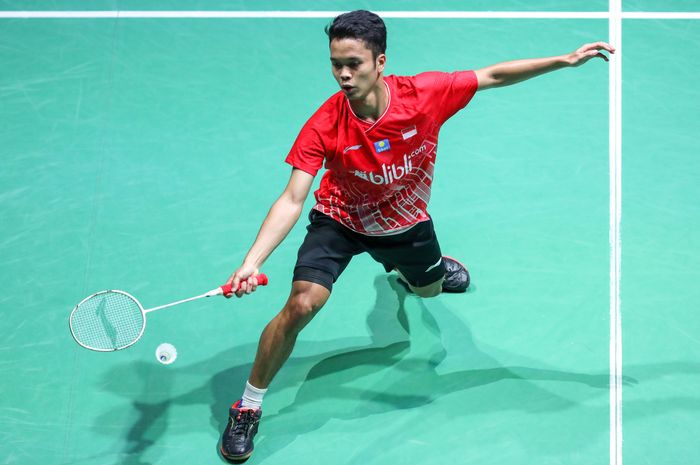 Pebulu tangkis tunggal putra Indonesia, Anthony Sinisuka Ginting, saat menjalani laga kontra Lee Zii Jia (Malaysia) pada babak kesatu French Open 2019 di Stade Pierre de Coubertin, Paris, Prancis, Selasa (22/10/2019).