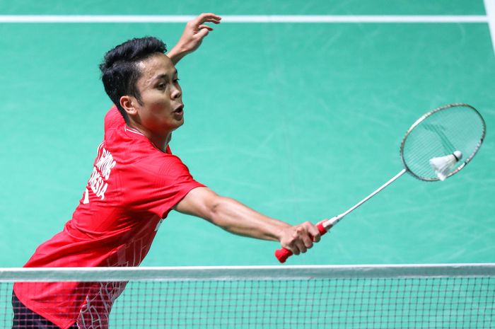 Pebulu tangkis tunggal putra Indonesia, Anthony Sinisuka Ginting, saat menjalani laga kontra Lee Zii Jia (Malaysia) pada babak kesatu French Open 2019 di Stade Pierre de Coubertin, Paris, Prancis, Selasa (22/10/2019).