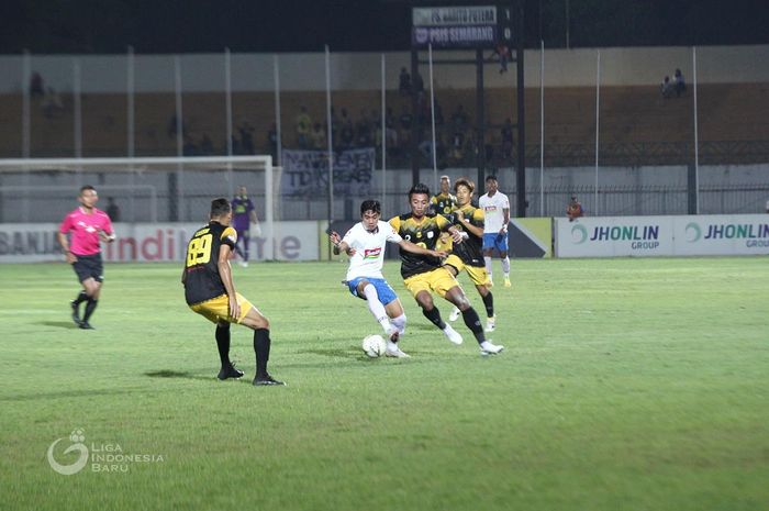 Gelandang PSIS Semarang, Septian David Maulana, mendapatkan pengawalan dari pemain Barito Putera, Bayu Pradana, saat laga pekan ke-24 Liga 1 2019.