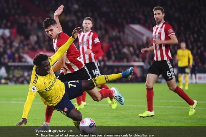 Pemain Arsenal, Bukayo Saka, sempat terjatuh dalam usahanya melakukan serangan ke gawang Sheffield United di Stadion Bramall Lane dalam lanjutan pertandingan pekan ke-9 Liga Inggris 2019-2020.