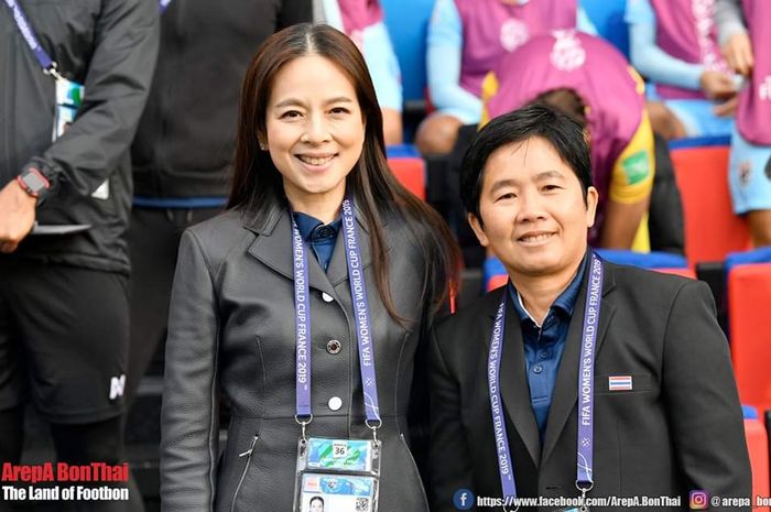 Manajer timnas wanita Thailand Nualpan Lamsam bersama pelatih timnas putri Thailand Nuengruethai Sathongwien saat Piala Dunia Wanita 2019.