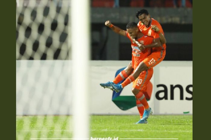 Lerby Eliandri meminta gendong Rafael da Silva saat keduanya merayakan gol Borneo FC ke gawang Kalteng Putra pada laga lanjutan Liga 1 2019 di Stadion Segiri, Kota Samarinda, 22 Oktober 2019.