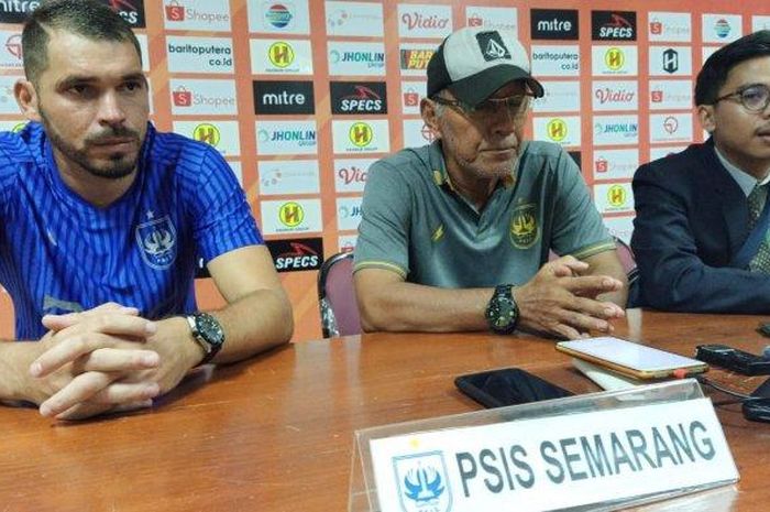 Bambang Nurdiansyah (Tengah) dan Wallace Costa Alves (Kiri) menghadiri sesi jumpa pers usai pertandingan PSIS Semarang melawan Barito Putera di Stadion Demang Lehman Banjarmasin, Selasa (22/10/2019).