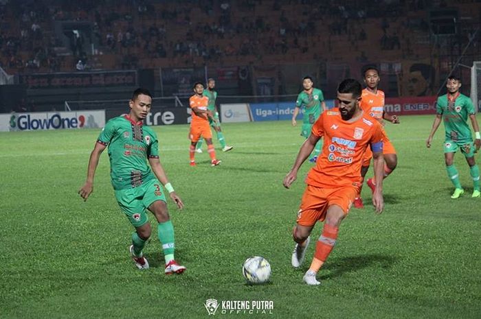 Bek Borneo FC, Javlon Guseynov, berebut bola dengan pemain Kalteng Putra, Wasyiat Hasbullah, pada pertandingan pekan ke-24 Liga 1 2019.