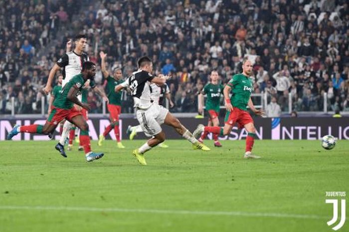 Penyerang Juventus, Paulo Dybala, melepaskan tendangan kaki kiri dalam laga Grup D Liga Champions melawan Lokomotiv Moskva di Juventus Stadium, Selasa (22/10/2019).