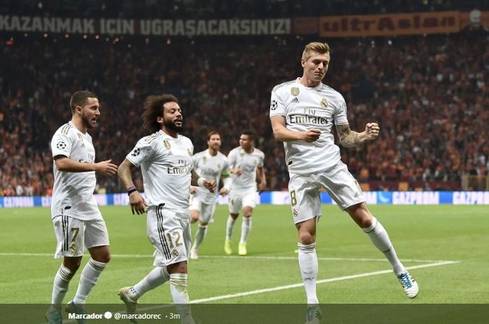 Pemain Real Madrid, Toni Kroos melakukan selebrasi yang disambut oleh Marcelo dan Eden Hazard usai mencetak gol ke gawang Galatasaray pada pertandingan matchday ketiga Liga Champions 2019-2020 di Stadion Turk Telekom Arena, Selasa (22/10/2019) atau Rabu dini hari WIB.