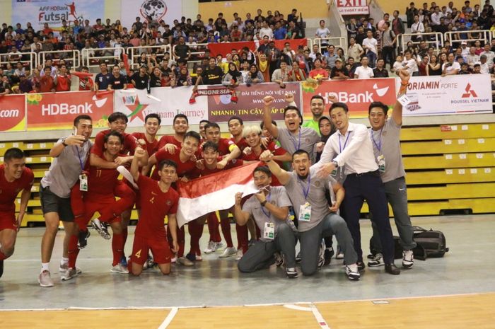 Selebrasi pemain timnas futsal Indonesia usai emmastikan lolos ke babak semifinal Piala AFF Futsal 2019, Rabu (23/10/2019).