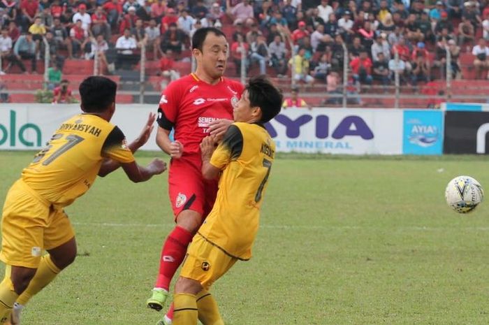 Gelandang asing Semen Padang FC, Yu Hyun Koo, saat berduel menghadpai dua pemain Barito Putera pada pekan ke-17 Liga 1 2019.