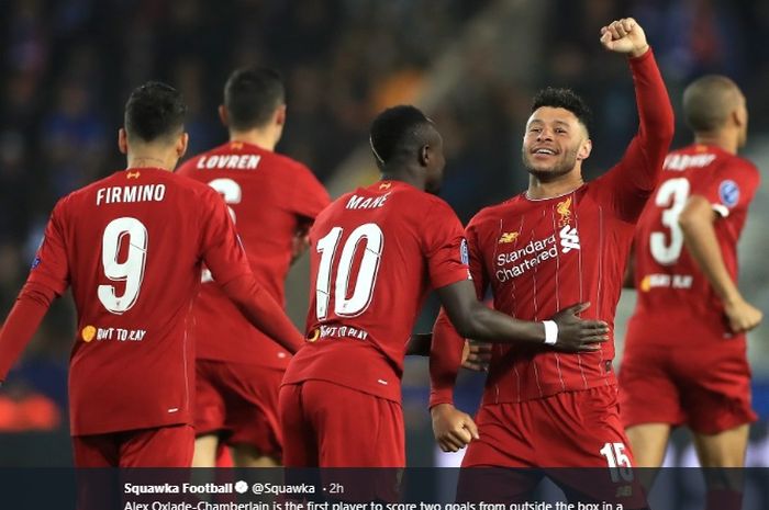 Pemain Liverpool, Alex Oxlade-Chamberlain, disambut rekan-rekannya usai mencetak gol keduanya dalam pertandingan melawan Genk pada matchday ketiga Liga Champions, Rabu (23/10/2019).