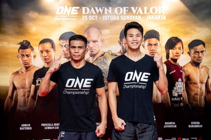 Atlet ONE Championship asal Indonesia, Eko Roni Saputra (kiri).