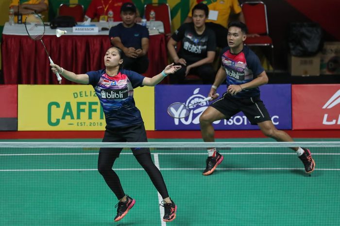 Pasangan Ghifari Anandaffa Prihardika/Indah Cahya Sari Jamil, saat berlaga pada babak kedua Indonesia International Challenge 2019, Kamis (24/10/2019)