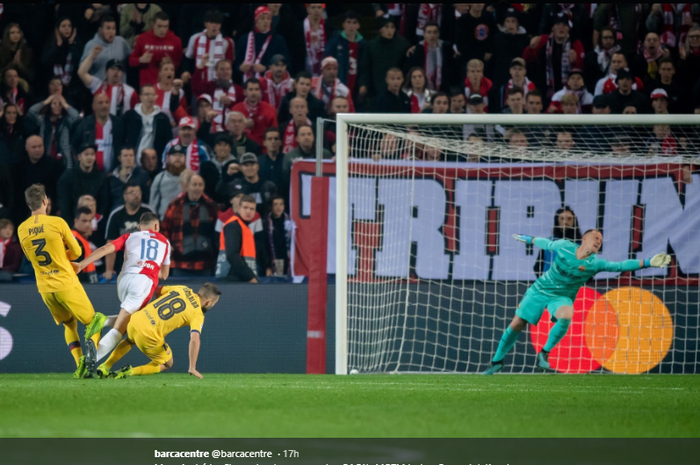 Kiper Barcelona, Marc-Andre Ter Stegen sedang berusaha menghentikan tendangan Boril pada pertandingan Liga Champions grup F Rabu (23/10/2019).