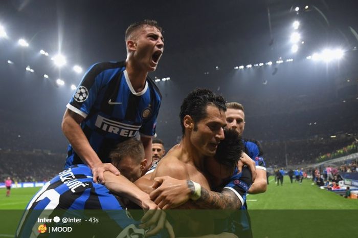 Para pemain Inter Milan merayakan gol penentu kemenangan tim lewat Antonio Candreva pada menit ke-89 saat melawan Borussia Dortmund pada matchday ketiga Liga Champions 2019-2020.