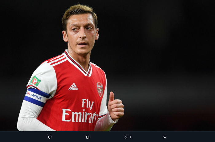 Mesut Oezil menggunakan ban kapten Arsenal pada pertandingan melawan Sheffield United, di ajang EFL Caraabao Cup,  25 September 2019.