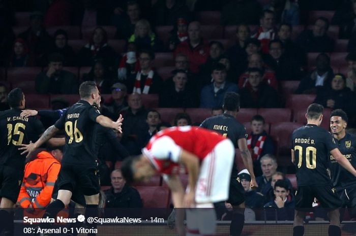 Para pemain Vitoria Guimaraes merayakan gol pembuka yang dicetak oleh Marcus Edwards ke gawang Arsenal pada pertandingan matchday ketiga Liga Europa di Emirates Stadium, Kamis (24/10/2019).