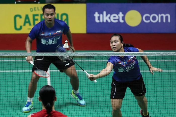 Pasangan ganda campuran Indonesia,  Rehan Naufal Kusharjanto/Lisa Ayu Kusumawati, tampil pada perempat final Indonesia International Challenge 2019 di GOR Bulutangkis Djarum, Magelang, Jawa Tengah, Jumat (25/10/2019).