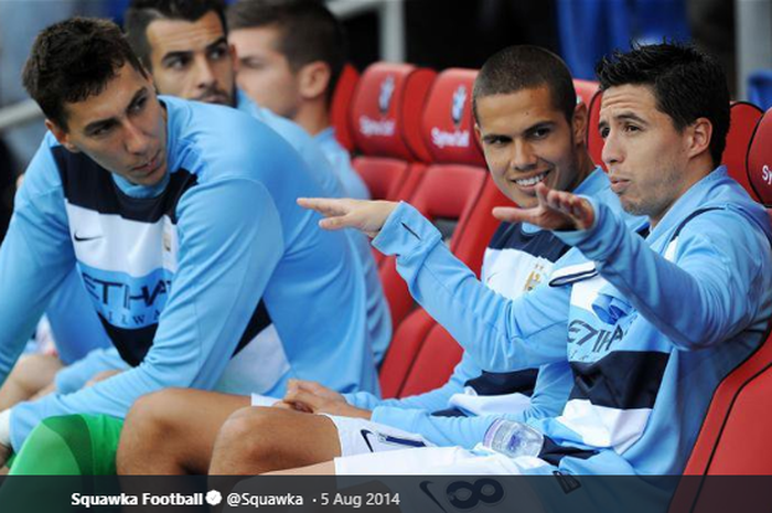 Jack Rodwell (tengah) sedang berada di bangku cadangan bersama Samir Nasri (kanan) saat masih berseragam Manchester City.