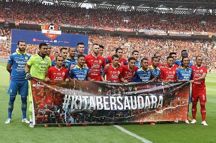 Pemain Persib Bandung dan Persija Jakarta berfoto bersama sebelum pertandingan lanjutan Liga 1 2019 di Stadion Gelora Utama Bung Karno, Jakarta, Rabu (10/7/2019). 