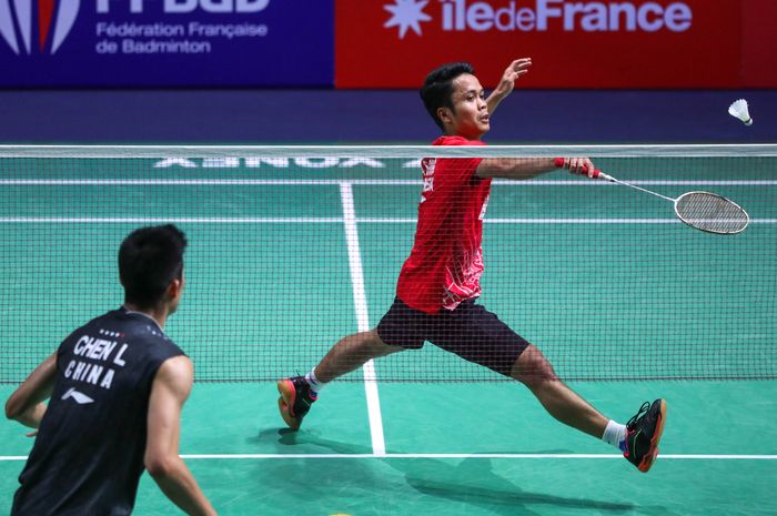 Pebulu tangkis tunggal putra Indonesia, Anthony Sinisuka Ginting, saat bertanding melawan Chen Long (China) pada babak semifinal French Open 2019 di Stade Pierre de Coubertin, Paris, Prancis, Sabtu (26/10/2019).