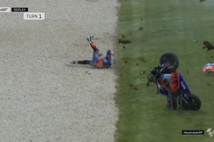 Rider Red Bull KTM, Miguel Oliveira, mengalami crash setelah motornya terdorong angin di FP4 MotoGP Australia 2019 pada Sabtu (26/10/2019).