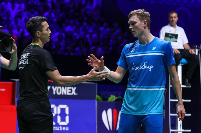 Pebulu tangkis tunggal putra Indonesia, Jonatan Christie (kiri) bersalaman dengan Viktor Axelsen (Denmark) pada semifinal French Open 2019 di Stade Pierre de Coubertin, Paris, Prancis, Sabtu (26/10/2019).