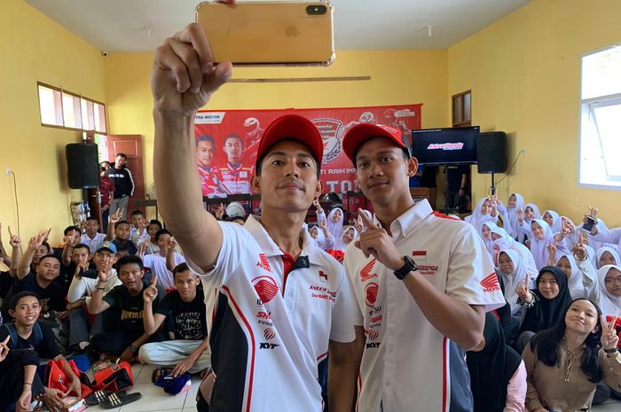 Dua pembalap Astra Honda Racing Team, Luki Hardiansyah dan Ahwin Sanjaya, hadir pada Honda Dream Cup Tour di SMA 14, Makassar, Sulawesi Selatan, Sabtu (26/10/2019).