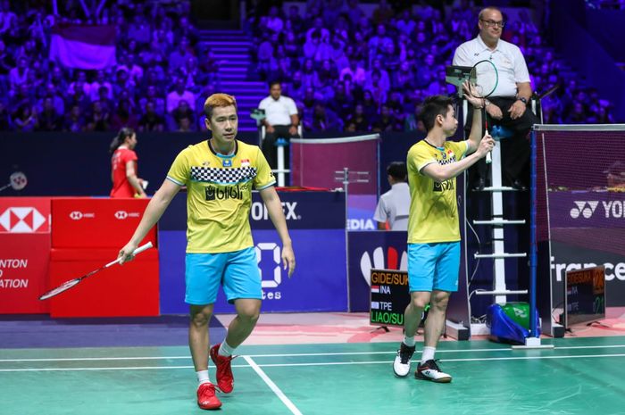 Pasangan ganda putra Indonesia, Marcus Fernaldi Gideon/Kevin Sanjaya Sukamuljo, bereaksi setelah memastikan diri ke final French Open 2019 di Stade Pierre de Coubertin, Paris, Prancis, Sabtu (26/10/2019).