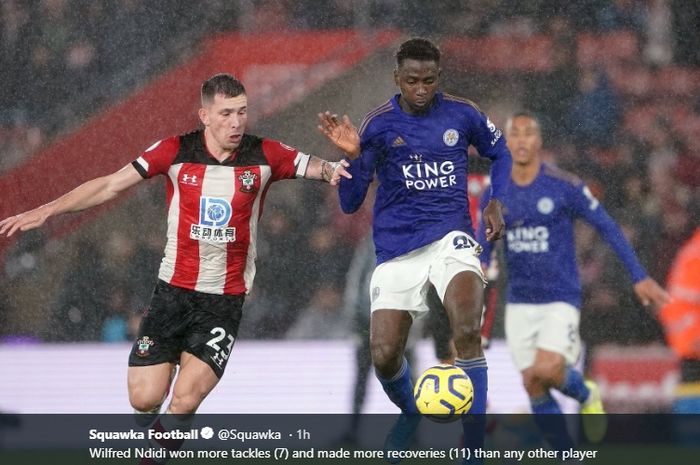 Pemain Southampton, Piere-Emile Hojberg, terlibat berebut bola dengan gelandang Leicester City, Wilfred Ndidi, pada pertandingan pekan ke-10 Liga Inggris di Stadion St. Mary's, Sabtu (26/10/2019) dini hari WIB.