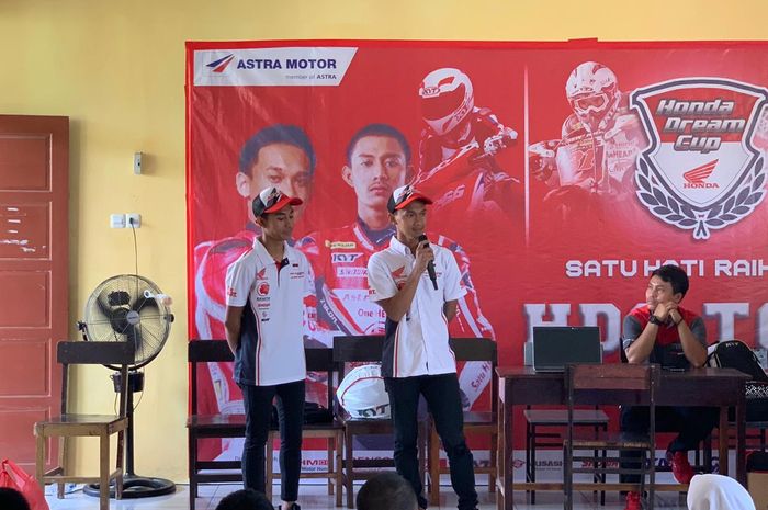 Dua pembalap Astra Honda Racing Team, Ahwin Sanjaya dan Luki Hardiansyah, berbicara di hadapan siswa SMA N 14, Makassar, Sulawesi Selatan, Sabtu (26/10/2019).